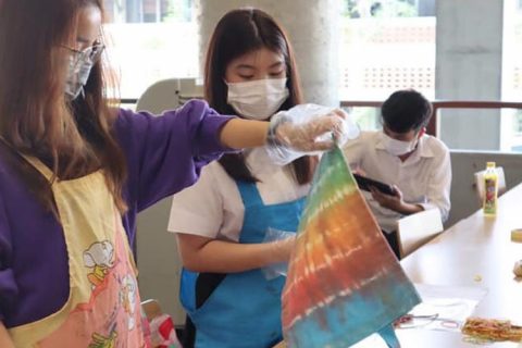 Students Make Tie-dye Bags for Charity
