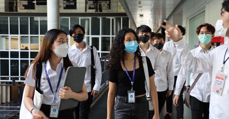 1000-Freshmen, Sophomores Get Guided Tours of the Campus