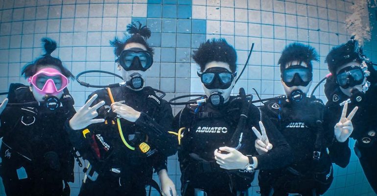 01-Diving-Club-Conducts-Basic-Scuba-Class