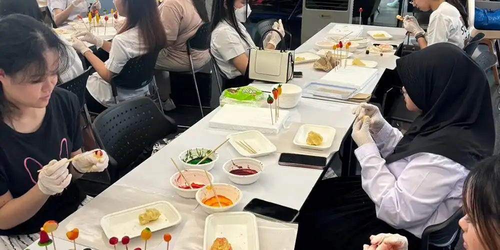 1000-Rakkaew Club Introduces Students to Art of Making Thai Sweets