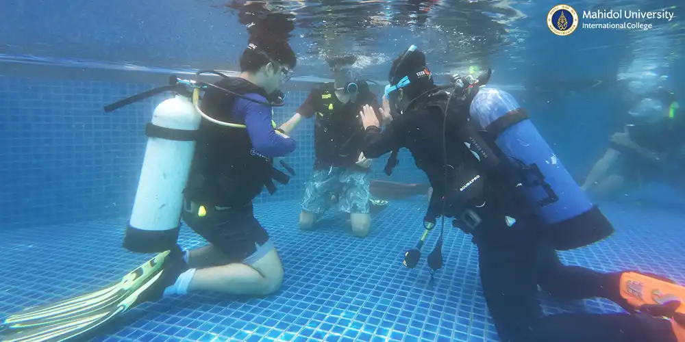 1000-Diving Club Conducts Scuba Pool Session